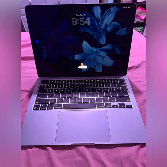 Apple sky blue 13 inch MacBook with Backlit Keyboard - Picture 1 of 7